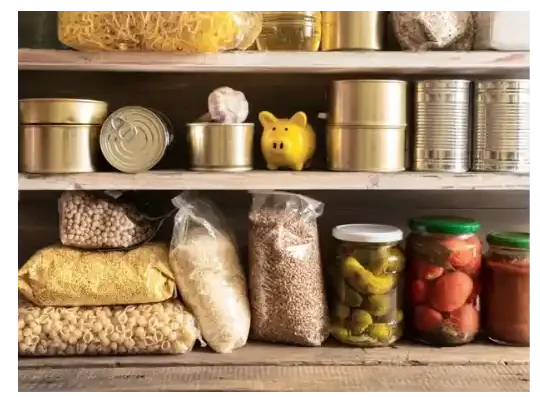 Estante con alimentos de larga duración